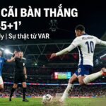 Cảnh Jude Bellingham dứt điểm ghi bàn gỡ hòa 1-1 gây tranh cãi trong trận Anh gặp Na Uy tại Tứ kết World Cup 2026, phía sau là sự phản ứng của cầu thủ đối phương.